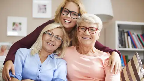Abuela, hija y madre varias generaciones, mayores