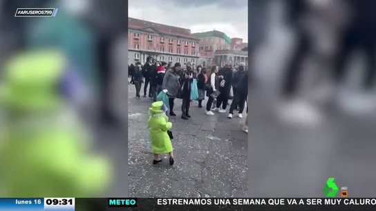 Niño disfrazado reina Isabel II Niño disfrazado reina Isabel II