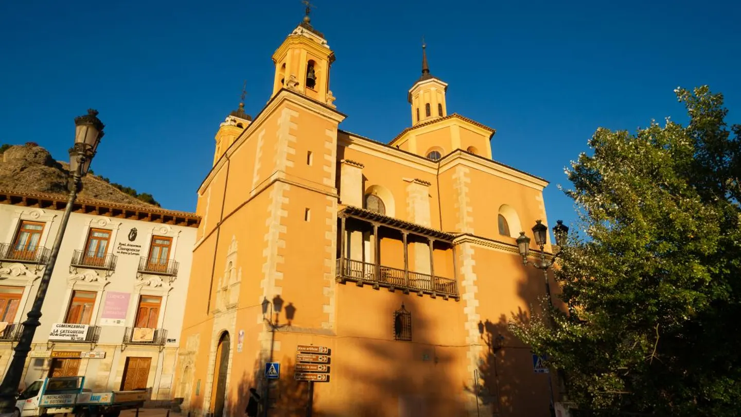 La Policía identifica a los miembros de una performance con culos al aire frente a la iglesia de la Virgen de la Luz en Cuenca Creación artística
