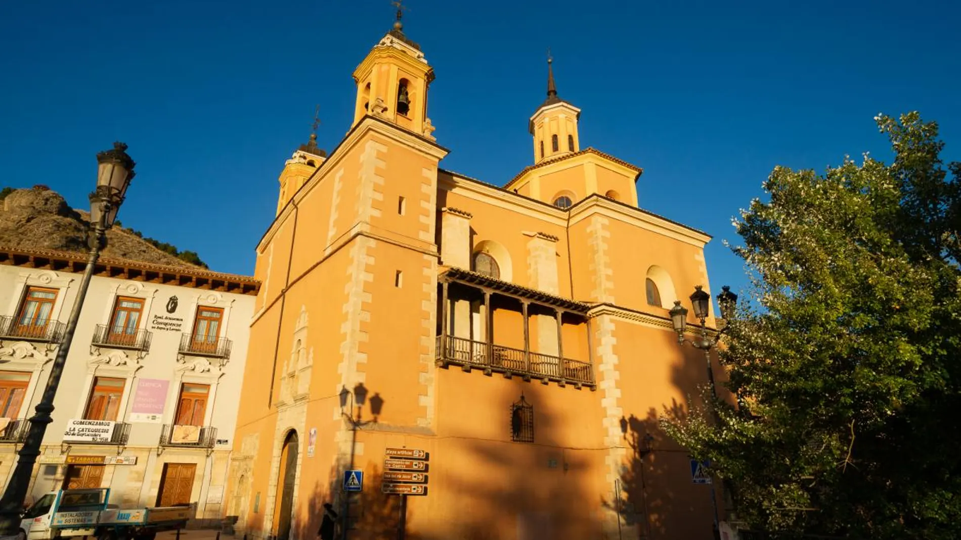 La Policía identifica a los miembros de una performance con culos al aire frente a la iglesia de la Virgen de la Luz en Cuenca
