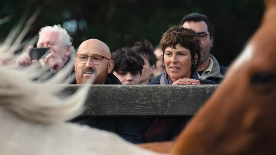 Tomás (Javier Cámara) y Maite (Mónica López) durante la 'rapa das bestas'. Tomás (Javier Cámara) y Maite (Mónica López) durante la 'rapa das bestas'.