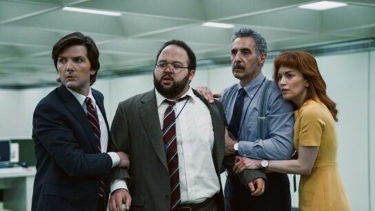Adam Scott, Zach Cherry, John Turturro y Britt Lower encabezan el reparto de 'Severance'.