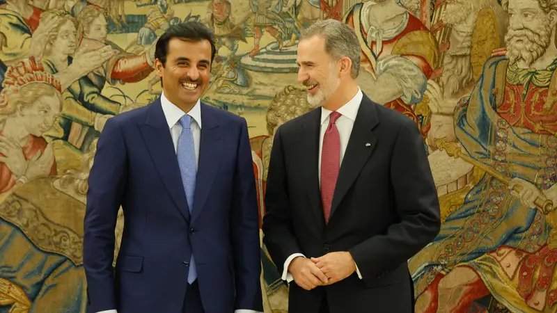 El rey Felipe VI conversa con el emir de Catar, el jeque Tamim Bin Hamad Al Thani (2i) durante la audiencia real celebrada en el Palacio de la Zarzuela este martes.
