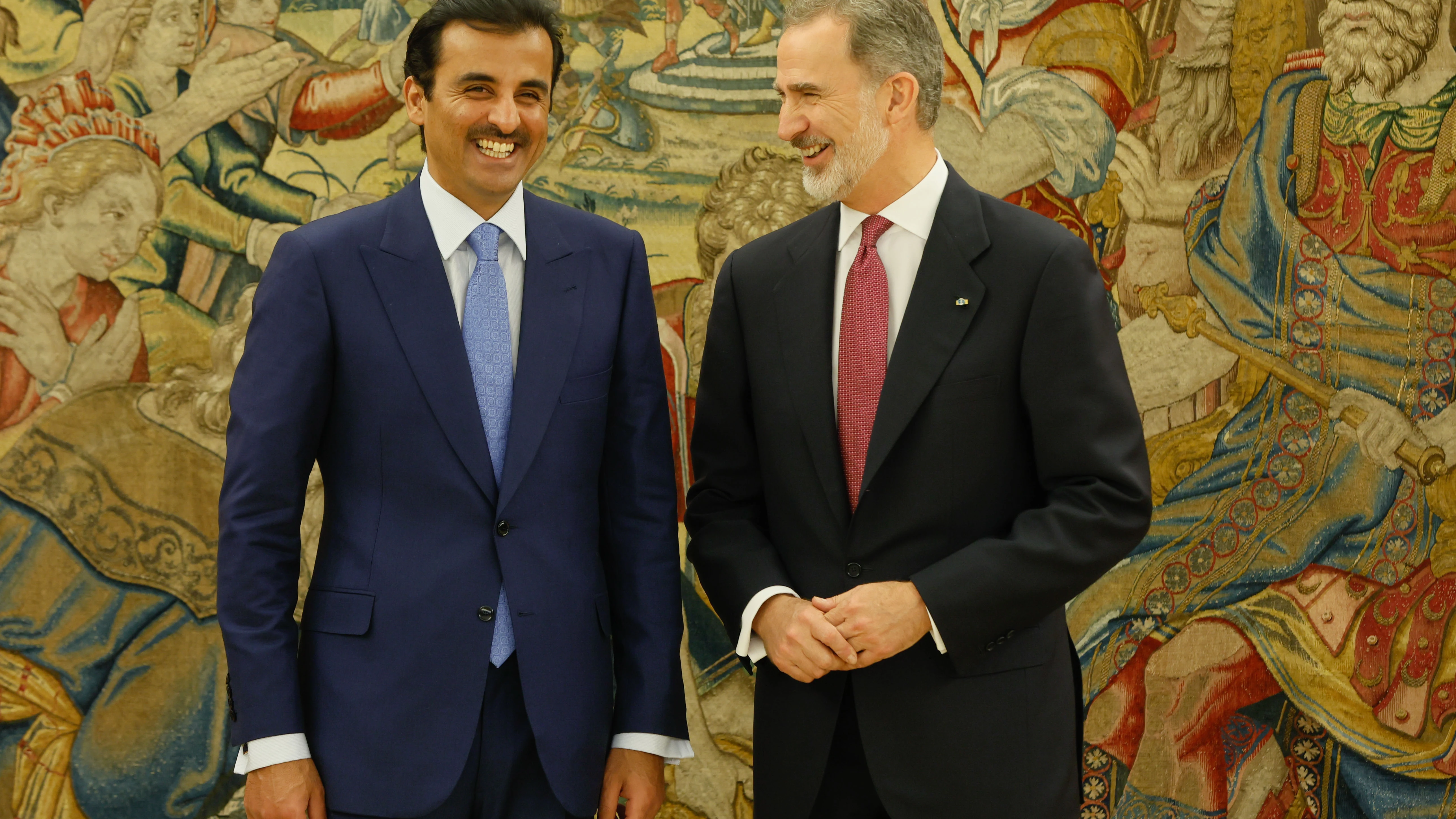 El rey Felipe VI conversa con el emir de Catar, el jeque Tamim Bin Hamad Al Thani (2i) durante la audiencia real celebrada en el Palacio de la Zarzuela este martes.