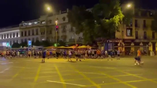 Incidentes en Sevilla: detenidos cinco hinchas del Eintracht por agredir a los aficionados del Rangers Incidentes en Sevilla: detenidos cinco hinchas del Eintracht por agredir a los aficionados del Rangers