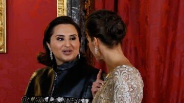 La reina Letizia (d) charla con la jequesa Jawaher Bint Hamad Bin Suhaim Al Thani (i), esposa del emir de Catar Tamim bin Hamad Al Thani.