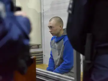 El primer soldado ruso juzgado en Ucrania se declara culpable.
