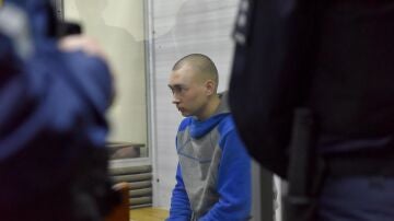 El primer soldado ruso juzgado en Ucrania se declara culpable.