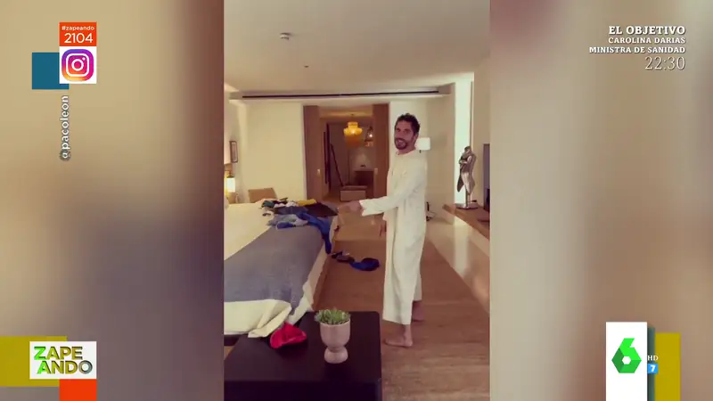 El cómico vídeo de Paco León enseñando la espectacular casa en la que se aloja en Ibiza: "Esta es al cama de los siete enanitos"