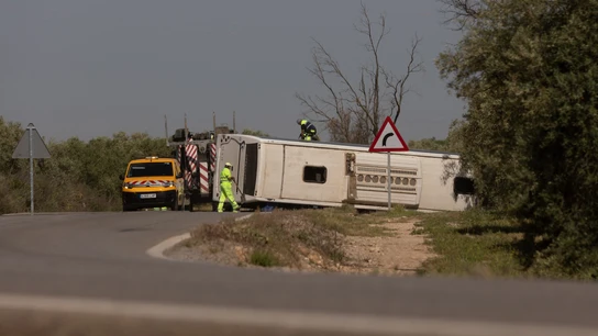 Imagen del autobús accidentado en la Pedrera que ha dejado dos muertos y 16 heridos Imagen del autobús accidentado en la Pedrera que ha dejado dos muertos y 16 heridos