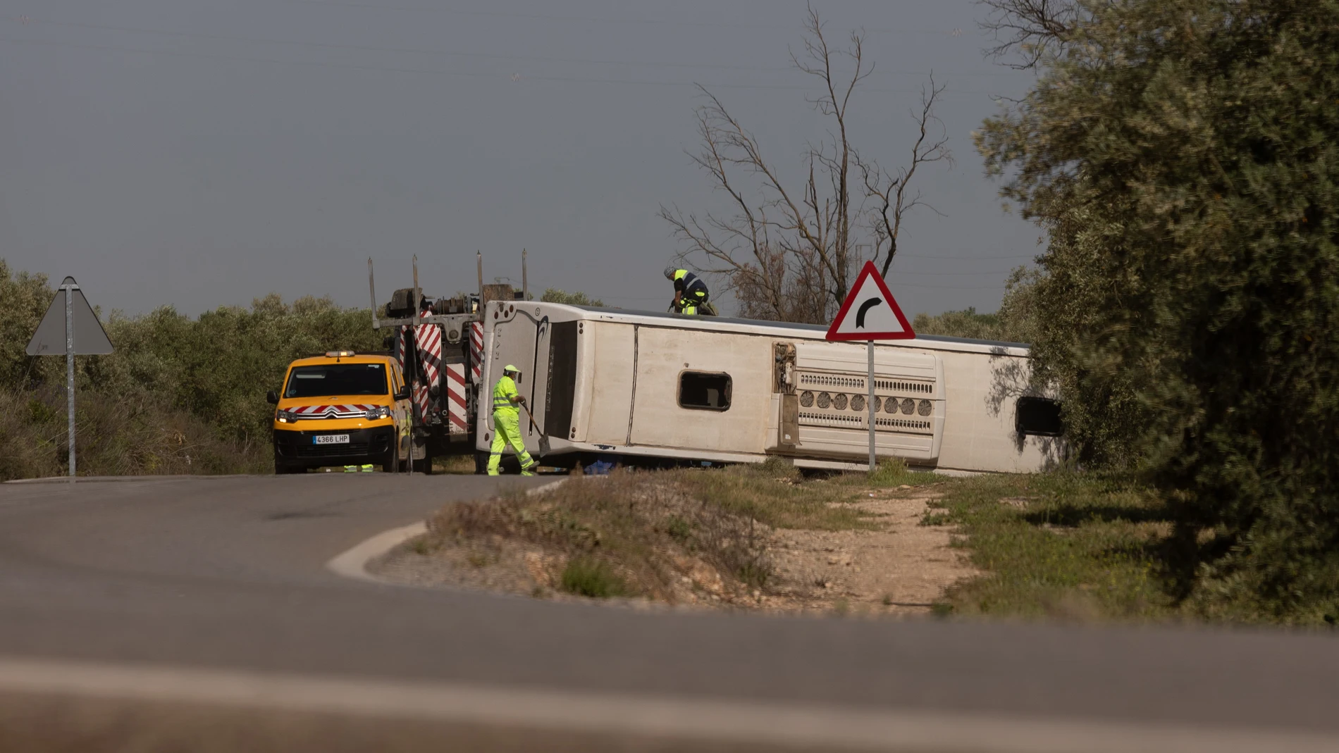 Imagen del autobús accidentado en la Pedrera que ha dejado dos muertos y 16 heridos