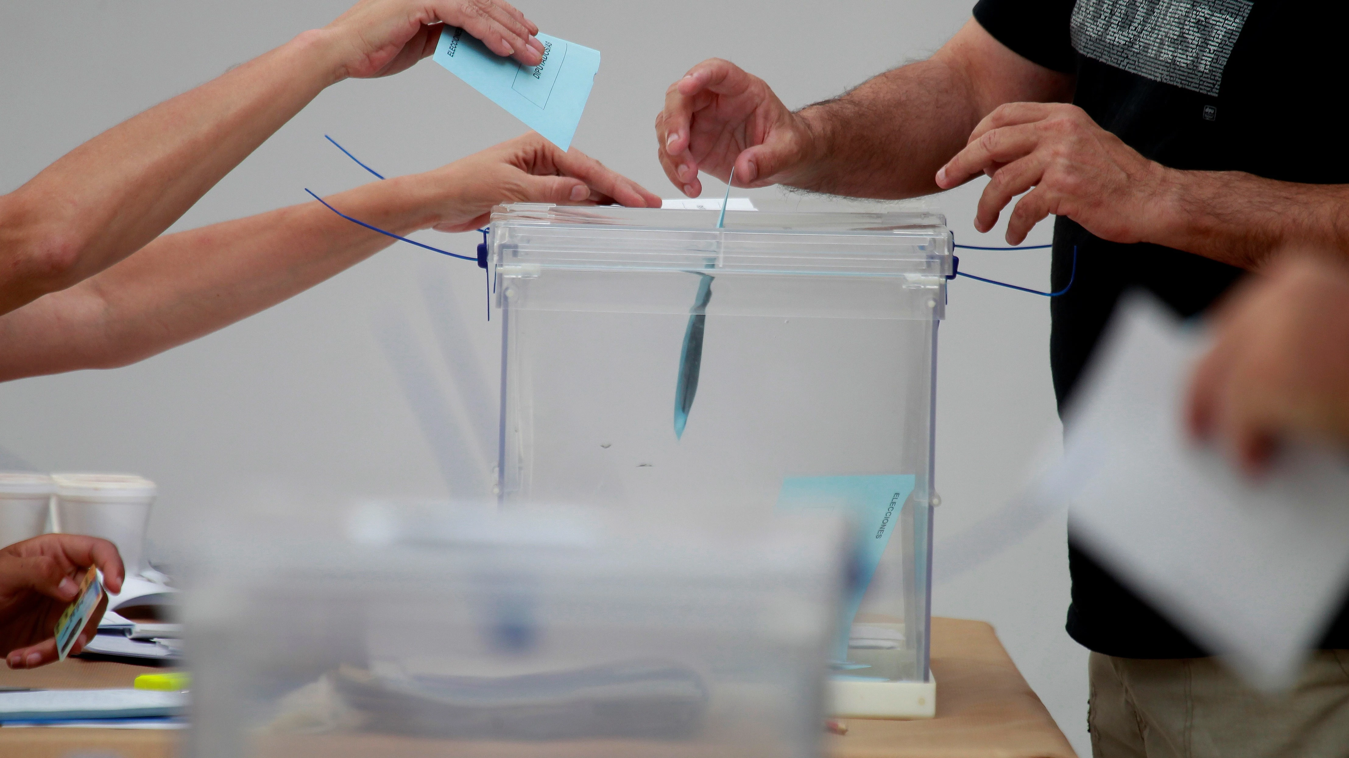 26/05/2019 14:00 (UTC) Crédito: EFE Fuente: EFE/EFE Autor: A.Carrasco Ragel Temática: Política » Elecciones » Elecciones regionales Un hombre introduce su papeleta en una urna de un colegio de Algeciras (Cádiz), en una imagen de archivo. 