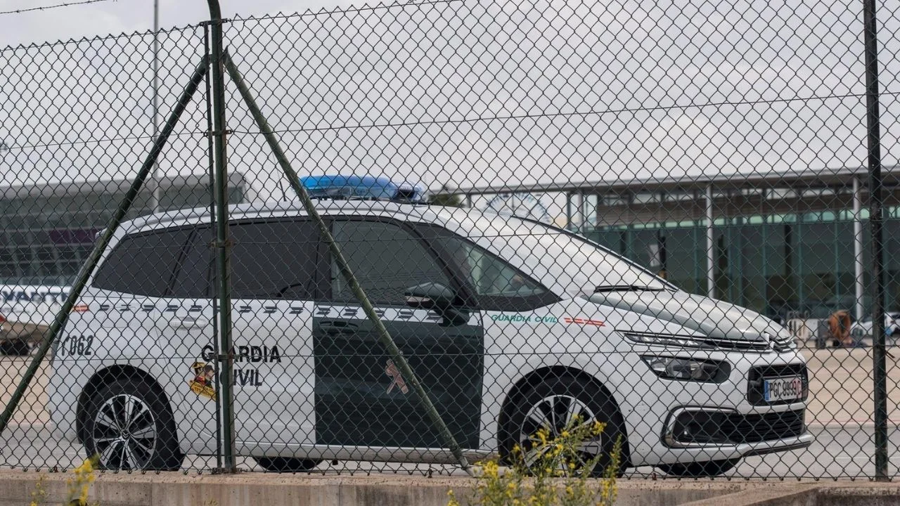 Esta es la explicación del vídeo viral del coche de cartón de la Guardia Civil | Foto: EFE