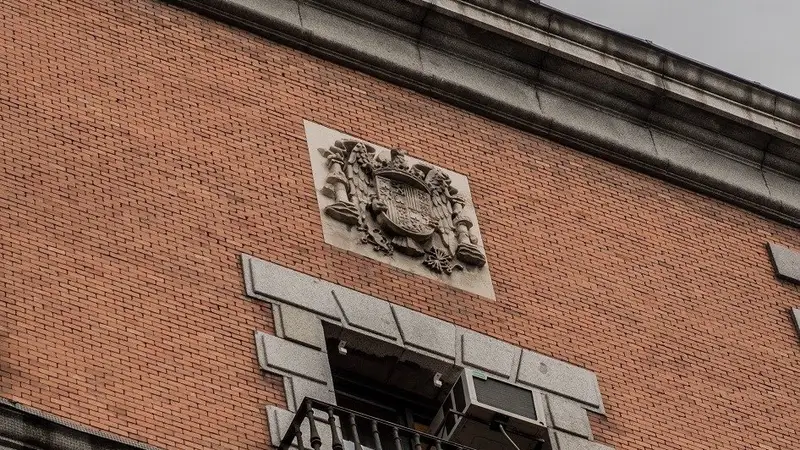 Escudo franquista en la fachada del Ministerio de Exteriores
