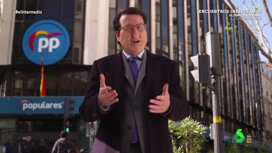 Joaquín Reyes imita a Núñez Feijóo entre los gritos de los 'Ayusers': '¡Alberto está muerto, abono para mi huerto!' Joaquín Reyes imita a Núñez Feijóo entre los gritos de los 'Ayusers': '¡Alberto está muerto, abono para mi huerto!'