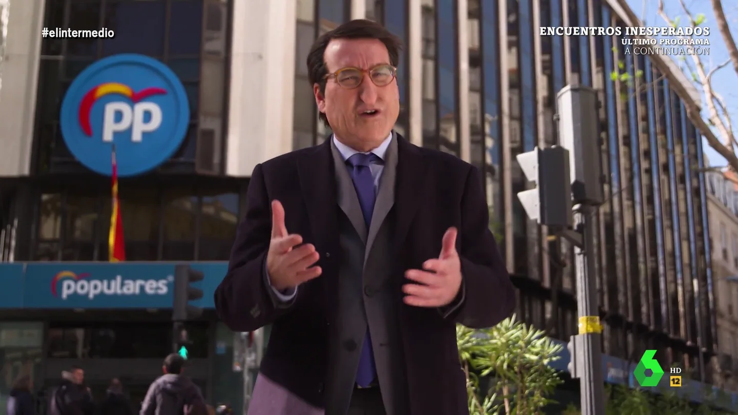 Joaquín Reyes imita a Núñez Feijóo entre los gritos de los 'Ayusers': '¡Alberto está muerto, abono para mi huerto!' Joaquín Reyes imita a Núñez Feijóo entre los gritos de los 'Ayusers': '¡Alberto está muerto, abono para mi huerto!'