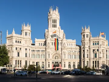 El ayuntamiento de Madrid con la bandera LGBTQ+ El ayuntamiento de Madrid con la bandera LGBTQ+
