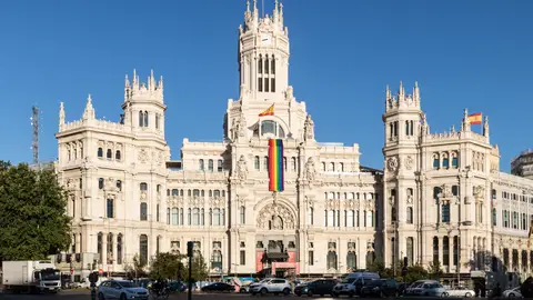 El ayuntamiento de Madrid con la bandera LGBTQ+ El ayuntamiento de Madrid con la bandera LGBTQ+