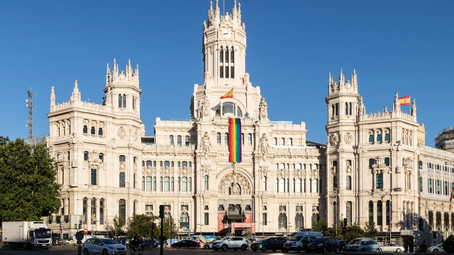 El ayuntamiento de Madrid con la bandera LGBTQ+