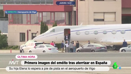Juan Carlos I se funde en un abrazo con su hija Elena nada más aterrizar el avión en España Juan Carlos I se funde en un abrazo con su hija Elena nada más aterrizar el avión en España