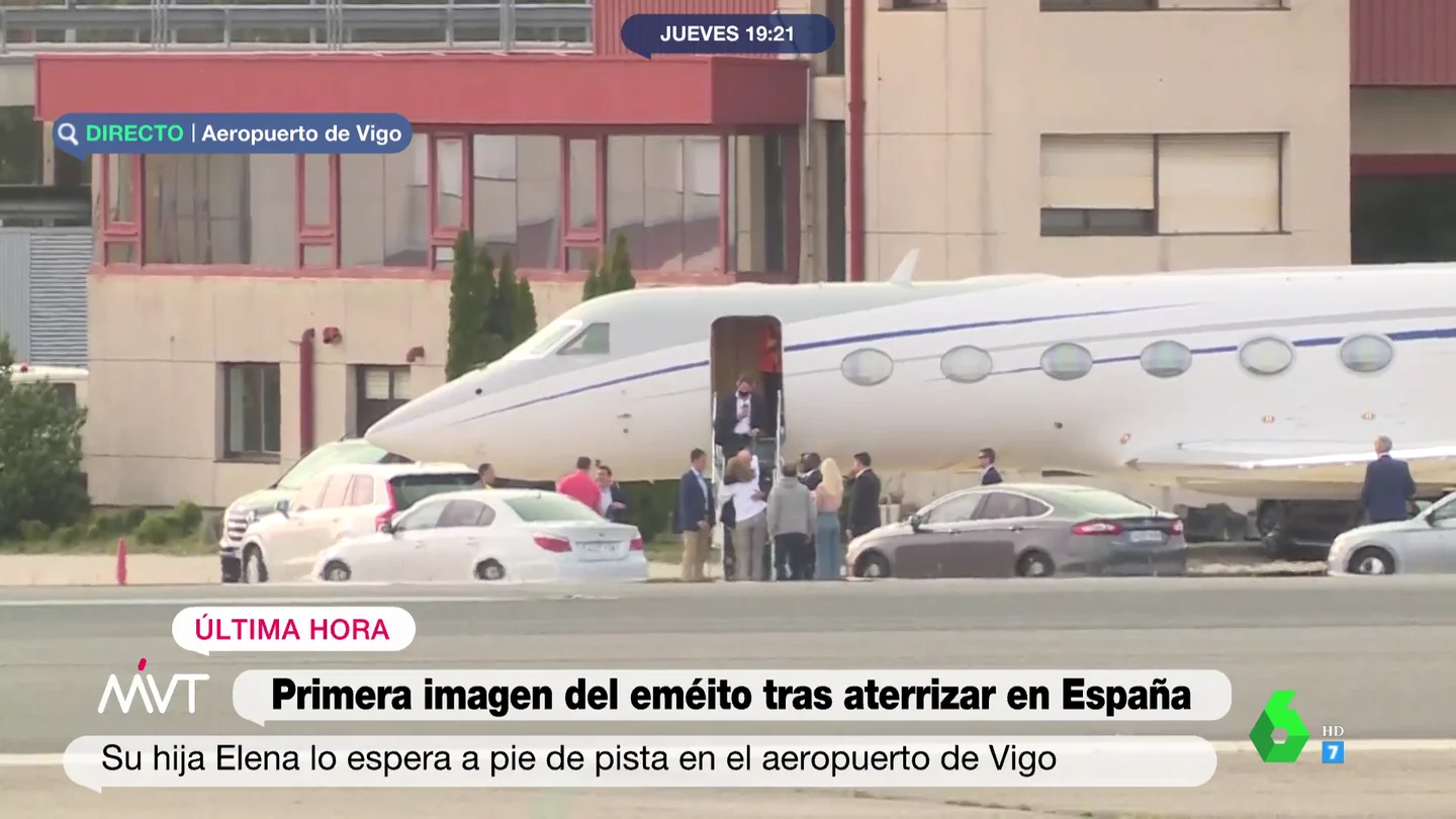 Juan Carlos I se funde en un abrazo con su hija Elena nada más aterrizar el avión en España Juan Carlos I se funde en un abrazo con su hija Elena nada más aterrizar el avión en España