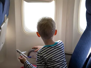 Niño en un avión Niño en un avión
