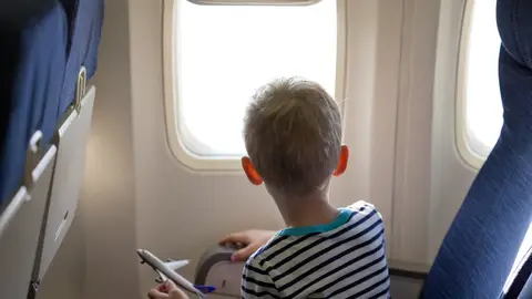 Niño en un avión Niño en un avión