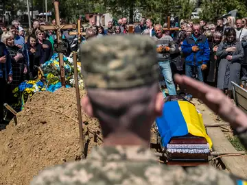 Fotografía del funeral y entierro de un soldado ucraniano en la zona de Donestk en la explosión de un edificio durante un ataque de Rusia.