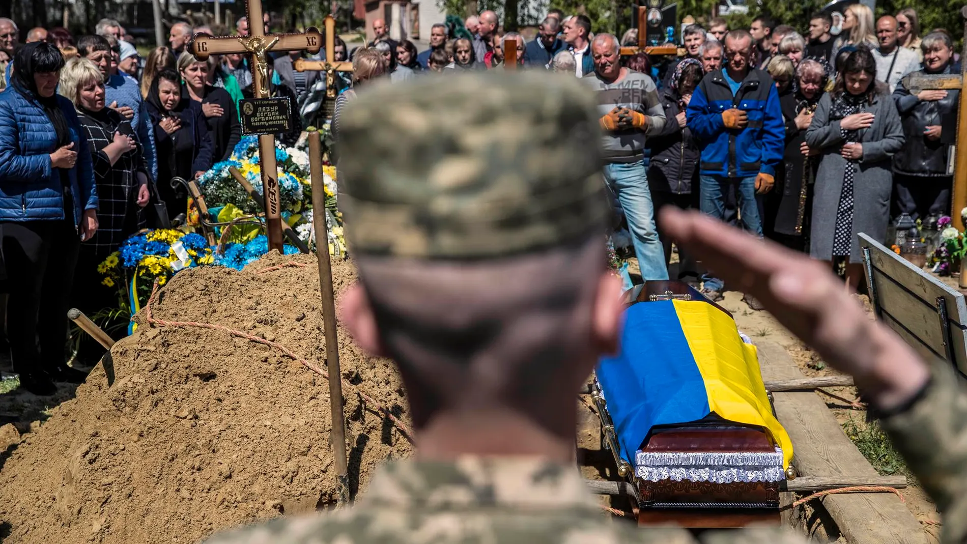 Fotografía del funeral y entierro de un soldado ucraniano en la zona de Donestk en la explosión de un edificio durante un ataque de Rusia.
