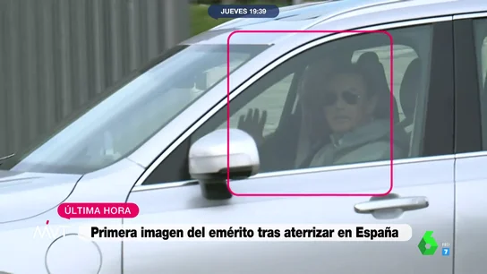 El rey emérito saluda desde el coche junto a su amigo Pedro Campos El rey emérito saluda desde el coche junto a su amigo Pedro Campos