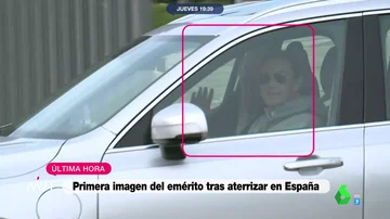 El rey emérito saluda desde el coche junto a su amigo Pedro Campos