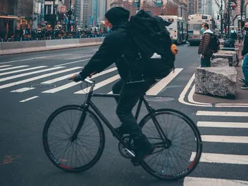 Ciclista cruzando por un paso de peatones Ciclista cruzando por un paso de peatones