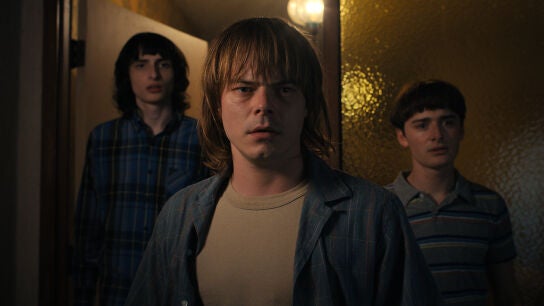 Jonathan Byers no pasa por su mejor momento, aunque intente disimularlo.