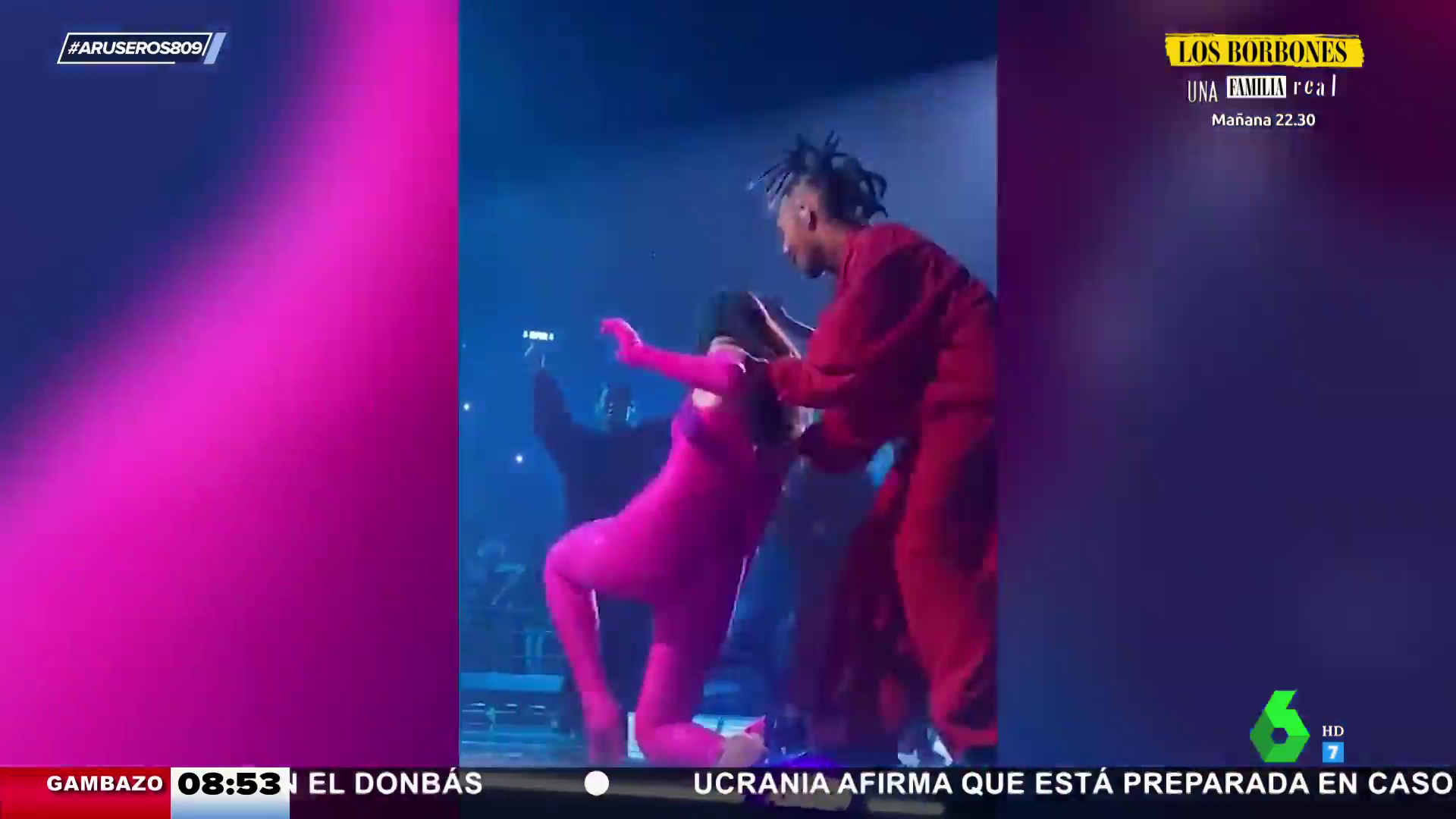 La caída (y la pillada) de Dua Lipa durante su concierto en Milán