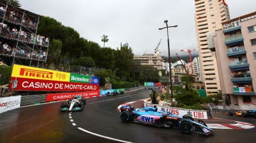 Fernando Alonso se defiende contra Lewis Hamilton en Mónaco