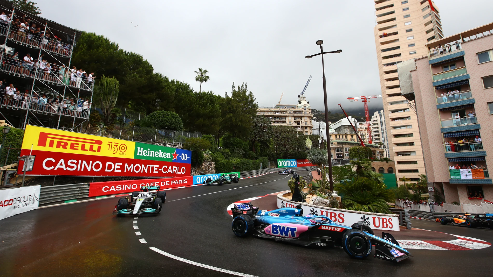 Fernando Alonso se defiende contra Lewis Hamilton en Mónaco