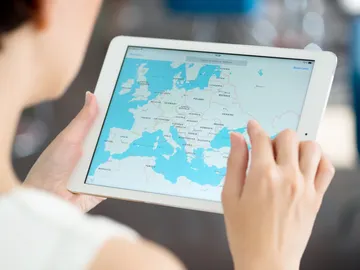 Imagen de archivo de una persona mirando el maps de Google Imagen de archivo de una persona mirando el maps de Google