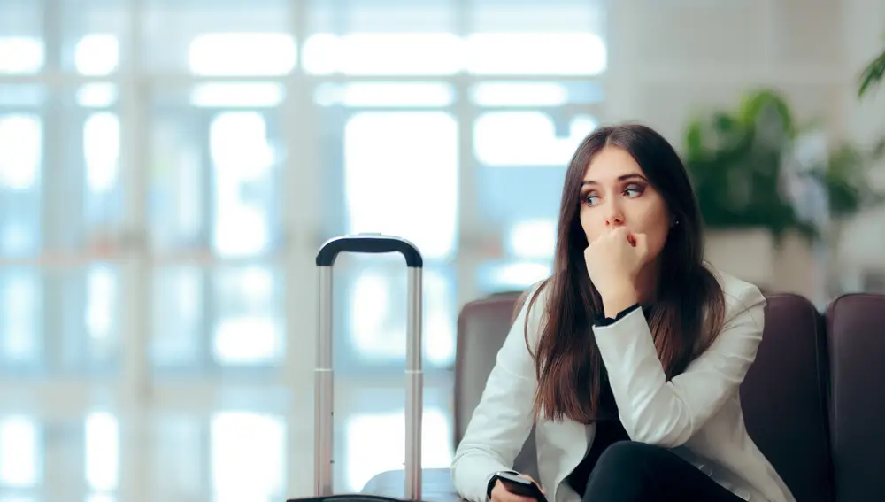 Imagen de archivo de una mujer esperando en el aeropuerto