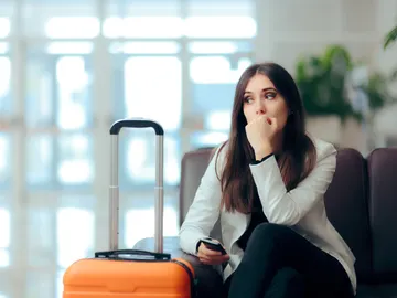 Imagen de archivo de una mujer esperando en el aeropuerto Imagen de archivo de una mujer esperando en el aeropuerto