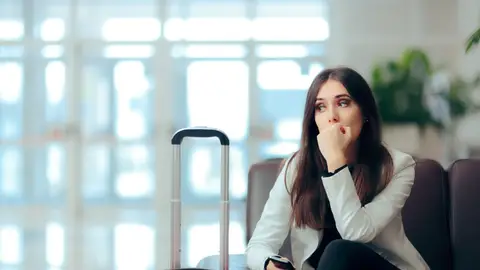 Imagen de archivo de una mujer esperando en el aeropuerto Imagen de archivo de una mujer esperando en el aeropuerto