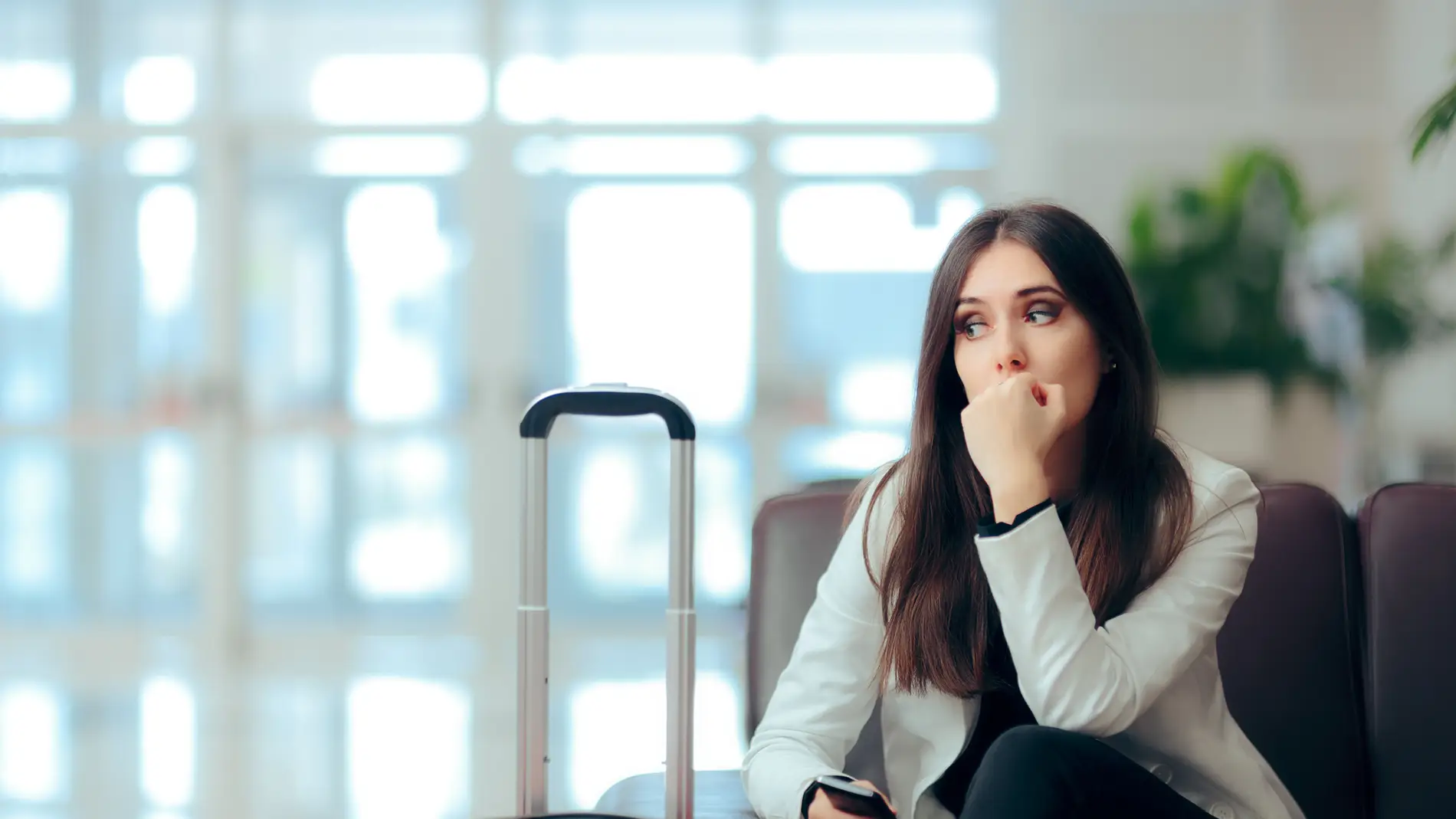Imagen de archivo de una mujer esperando en el aeropuerto