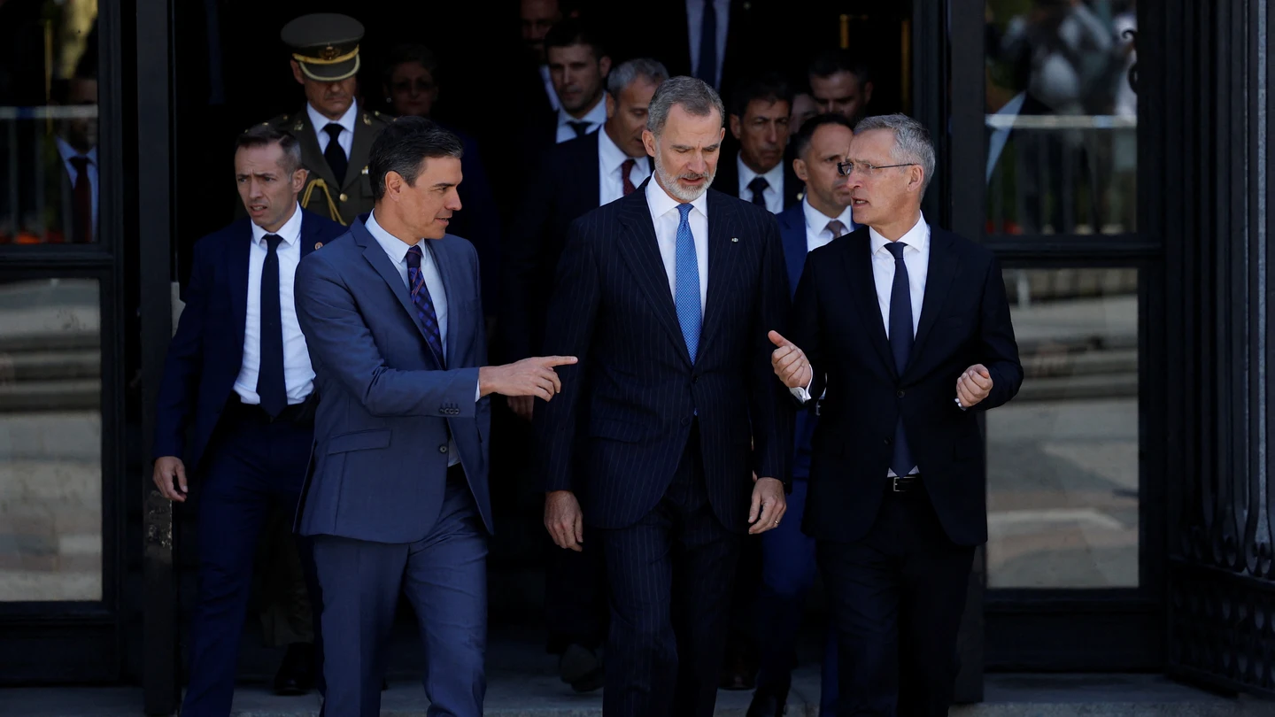 Pedro Sánchez dialoga con Jens Stoltenberg en presencia de Felipe VI Pedro Sánchez dialoga con Jens Stoltenberg en presencia de Felipe VI