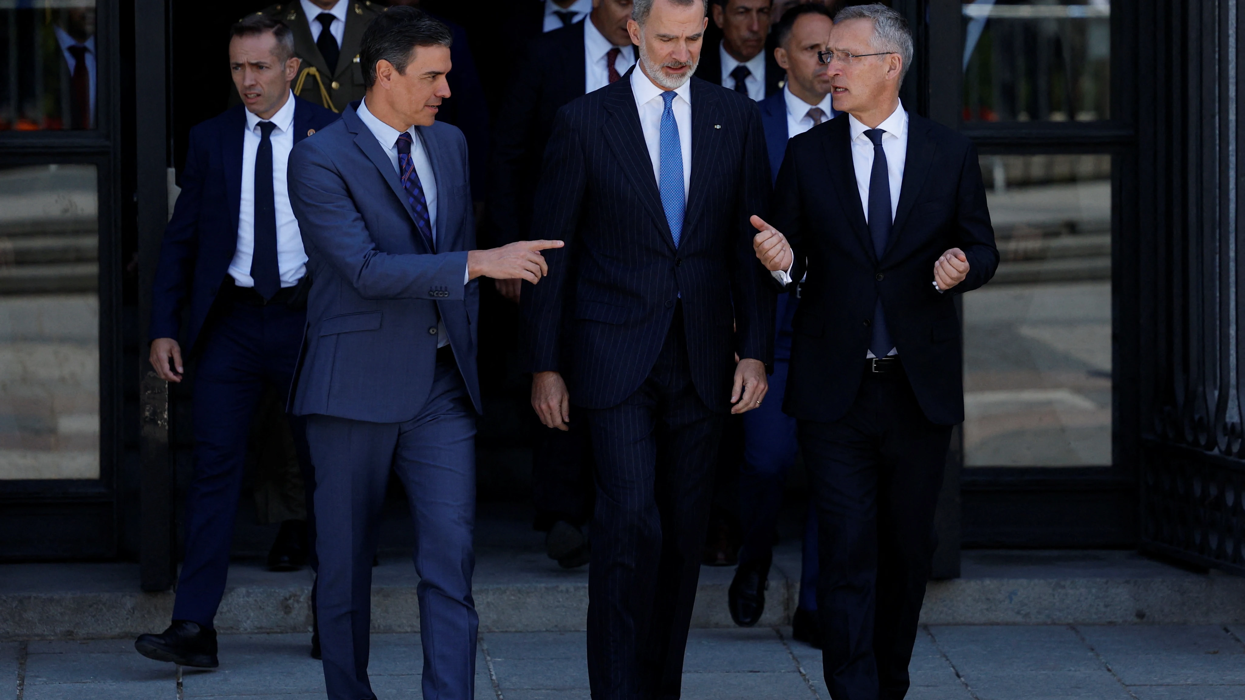 Pedro Sánchez dialoga con Jens Stoltenberg en presencia de Felipe VI