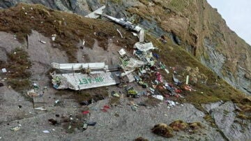Restos del fuselaje del avión siniestrado en Nepal