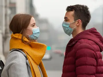 Pareja con mascarilla Pareja con mascarilla