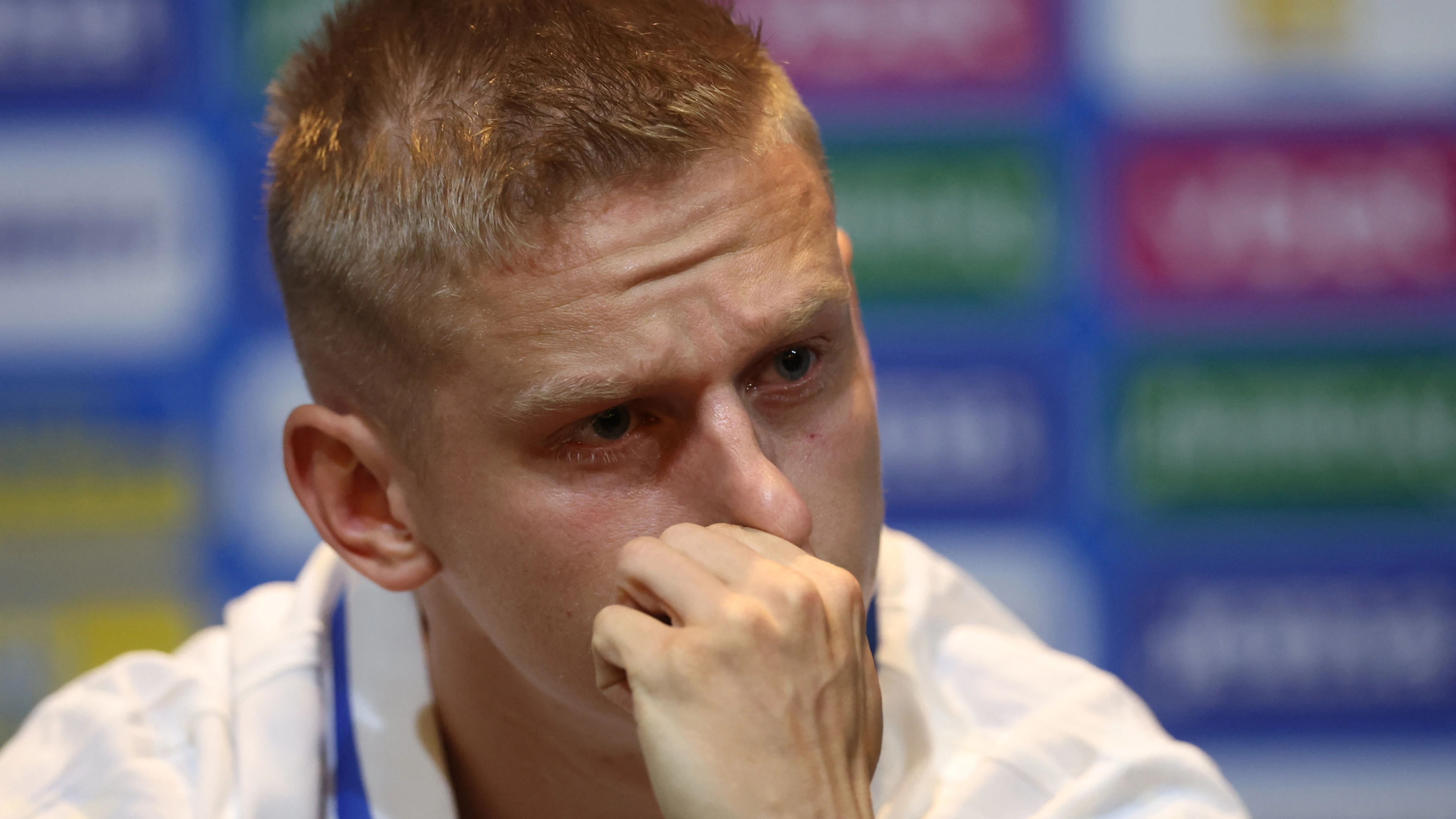 El jugador ucraniano Oleksandr Zinchenko, emocionado al hablar de la invasión de Rusia