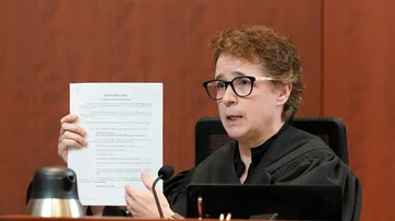 La jueza Penney Azcarate muestra el formulario que deberá rellenar el jurado del caso Depp-Heard