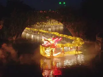 El espectacular barco dragón de 700 metros que recorre un río del sur de China El espectacular barco dragón de 700 metros que recorre un río del sur de China
