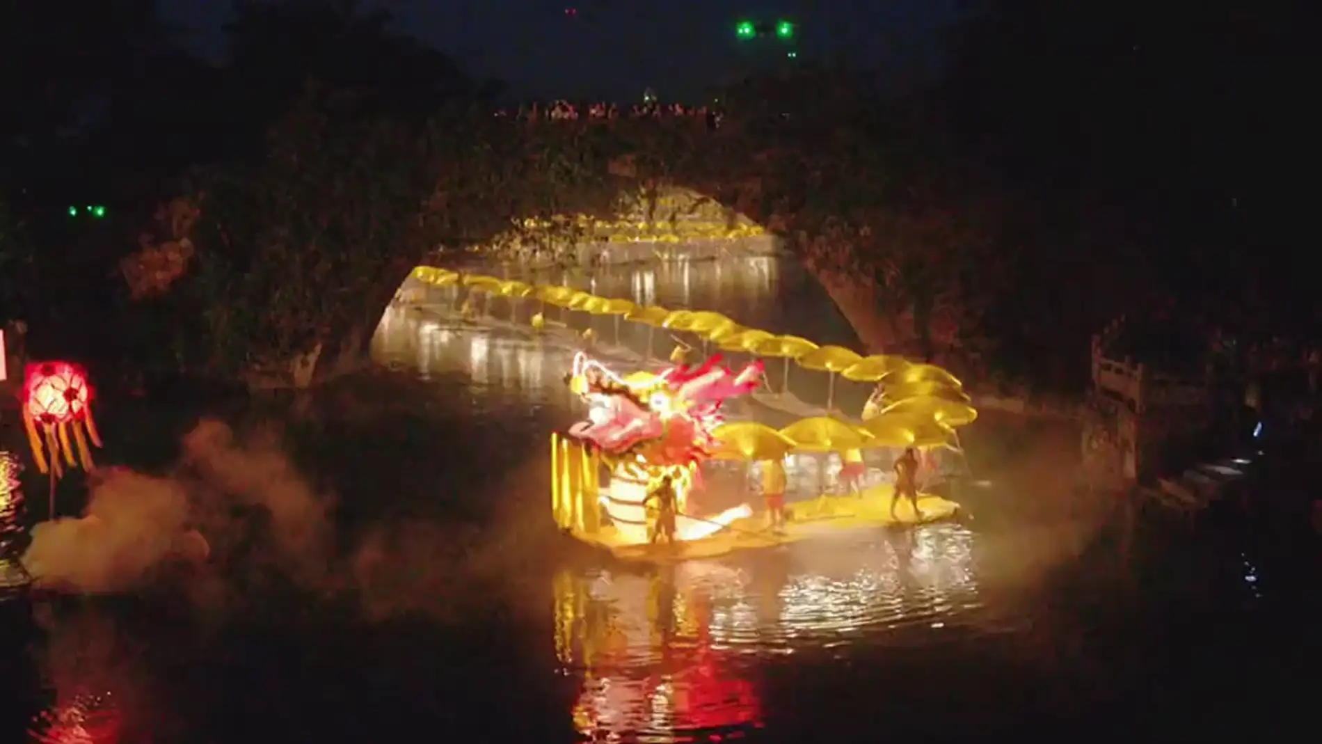 El espectacular barco dragón de 700 metros que recorre un río del sur de China