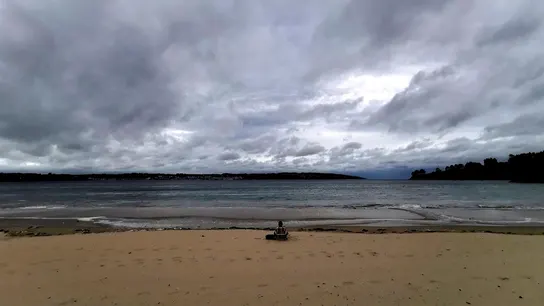 Un hombre descansa en la playa Grande de Miño, en A Coruña, en una foto de archivo Un hombre descansa en la playa Grande de Miño, en A Coruña, en una foto de archivo